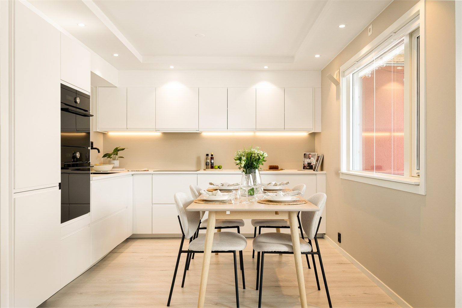 Kjøkkenet er leilighetens smykke og har plass til en koselig spisebordsone