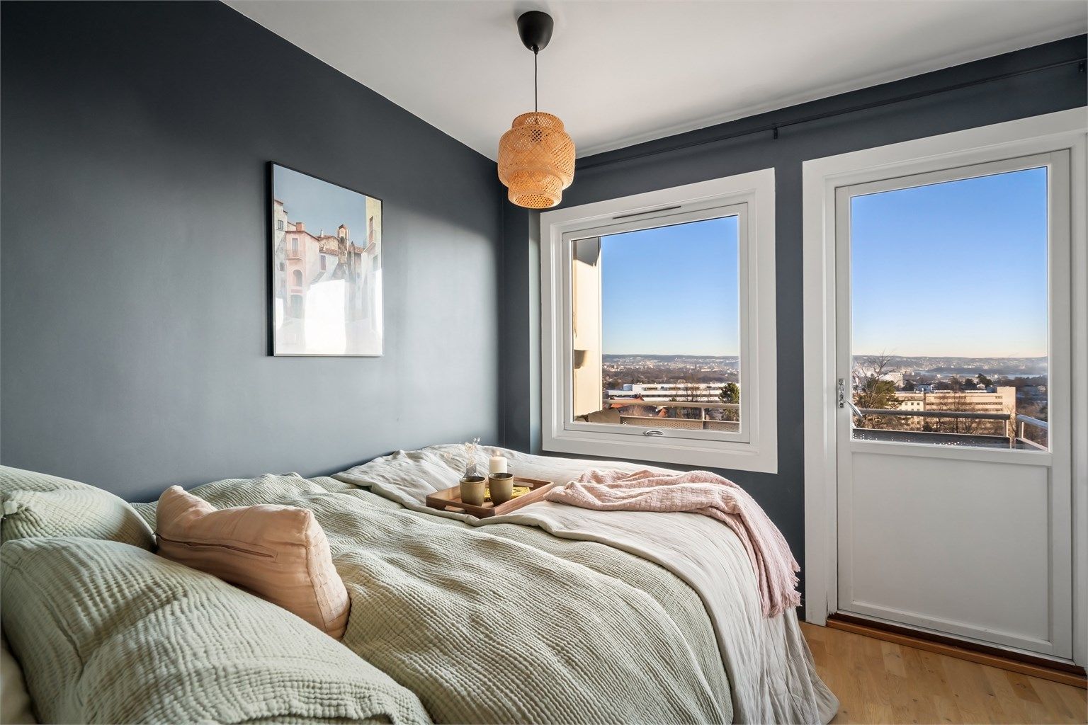 Fra soverommet er det utgang til balkong