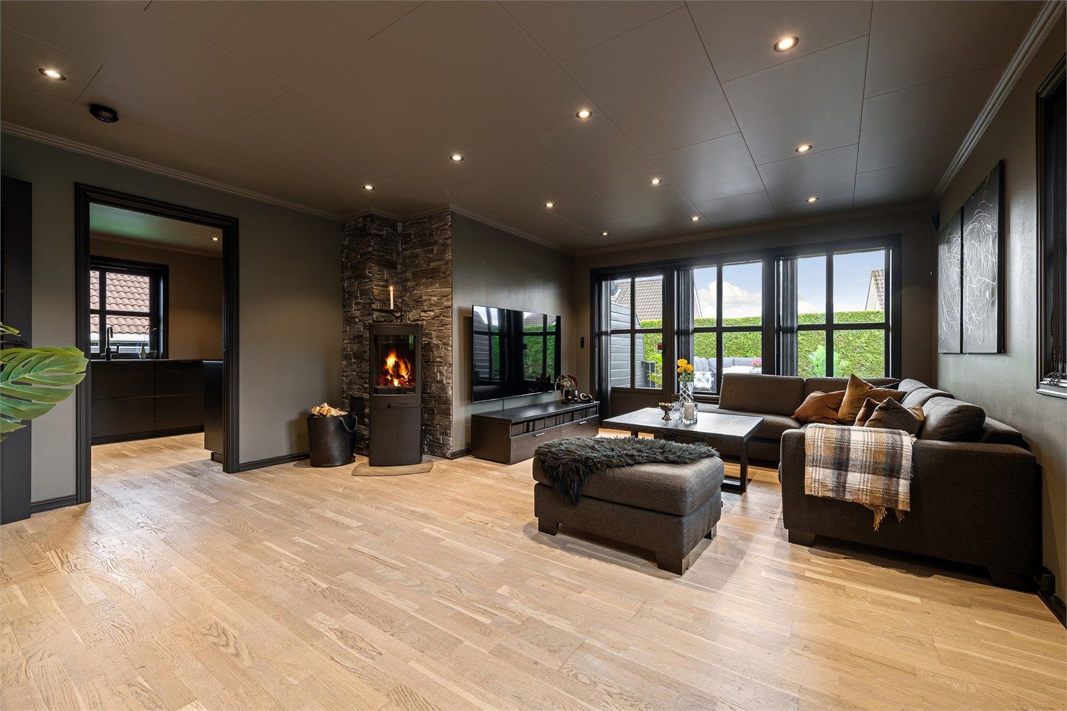 Stue åpent mot kjøkken.