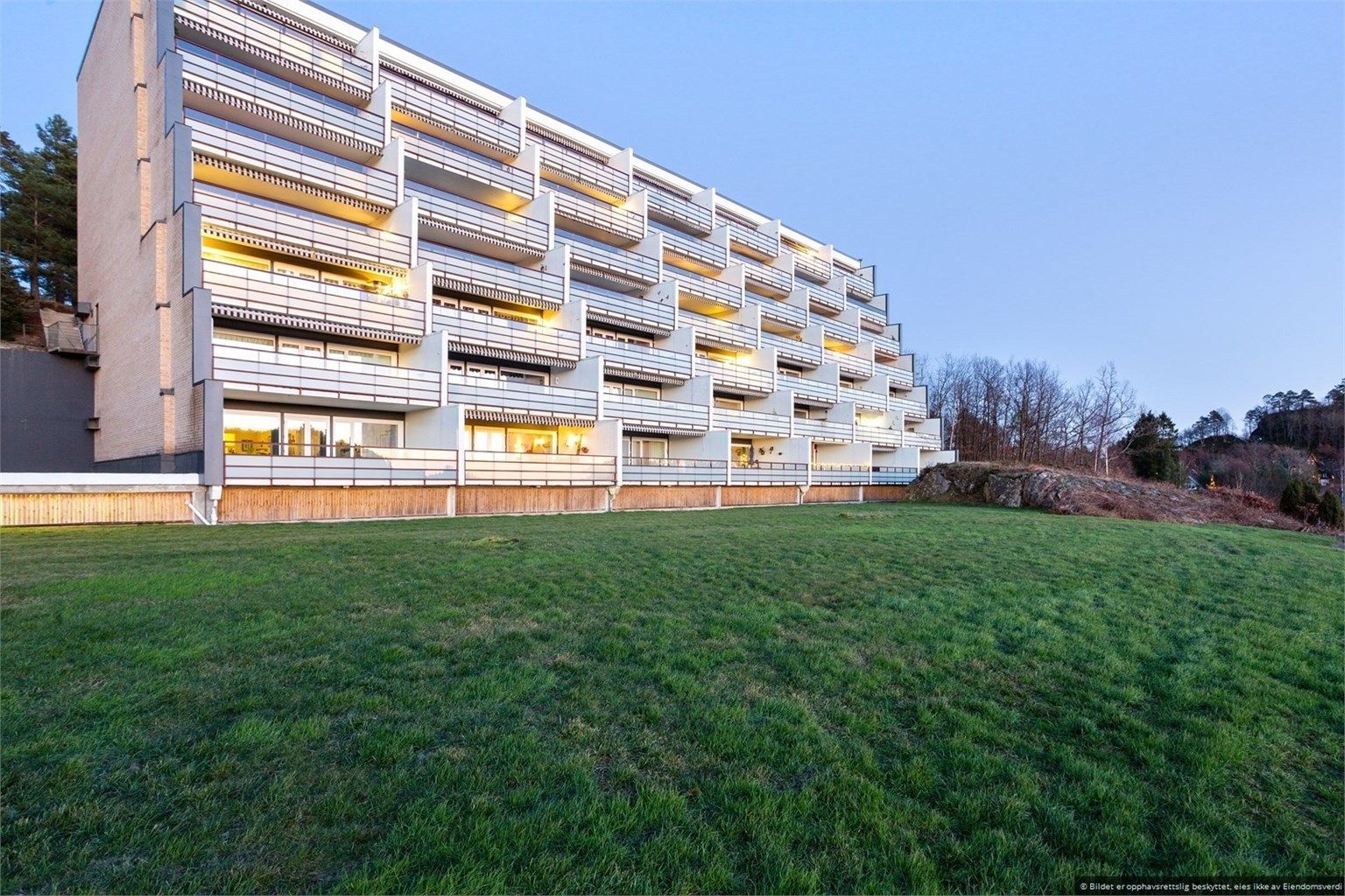 Veldrevet og populært borettslag sentralt på Hånes kort vei fra sjøen, hverdagslige fasiliteter og fine turområder