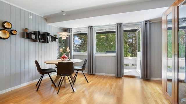 Fra spisestuen er det utgang til en østvendt terrasse på 14 kvm.