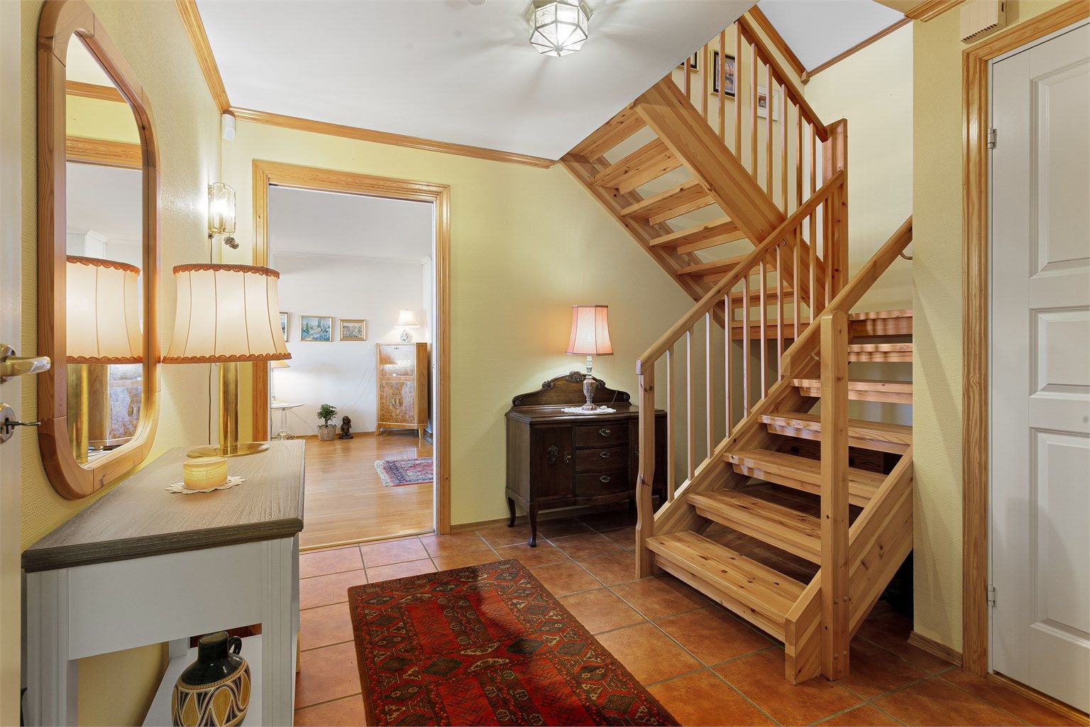 Entré med trappegang til 2. etasje.