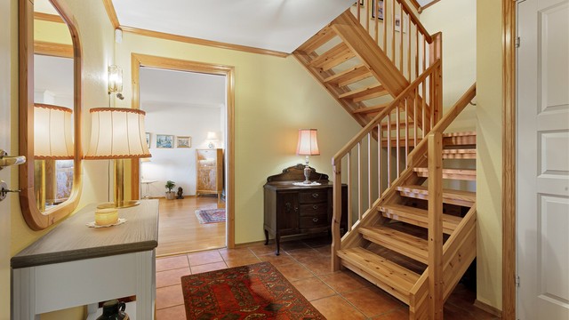 Entré med trappegang til 2. etasje.