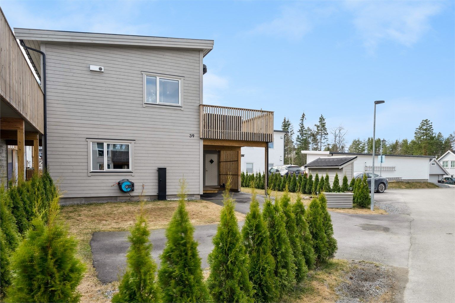 Det er parkering i carport med elbil-lader, samt en utvendig parkeringsplass