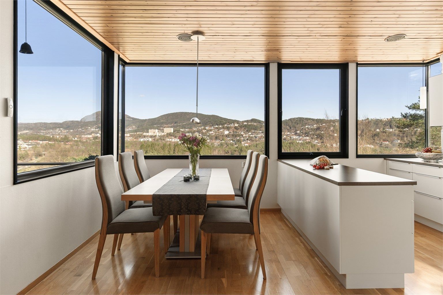 - Her kan man nyte et bedre måltid til fantastisk utsikt -