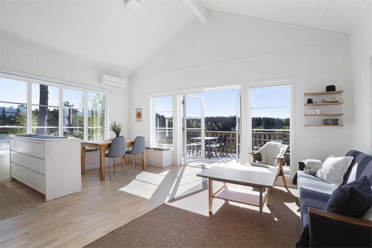 Ekstra takhøyde gir en luftig romfølelse og de store vindusflatene slipper inn rikelig med naturlig lys