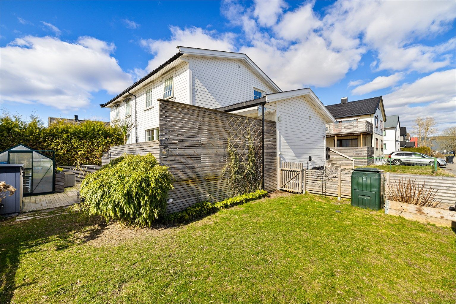 Hagen er en lettstelt og inngjerdet tumleplass, perfekt blant annet for leker.