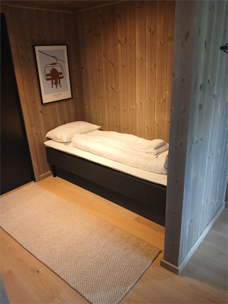 Eksklusiv suiteløsning på hovedsoverommet, hvor rommet har direkte tilgang til eget garderoberom med skyvedørsgarderobe, ekstra sengeplass og eget bad. 