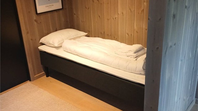 Eksklusiv suiteløsning på hovedsoverommet, hvor rommet har direkte tilgang til eget garderoberom med skyvedørsgarderobe, ekstra sengeplass og eget bad.