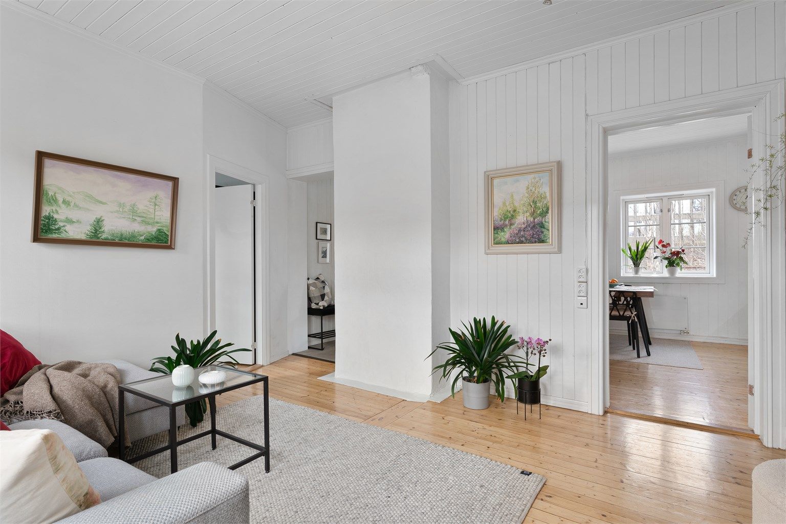 Fra stuen er det delvis åpent mot både entré og kjøkken, noe som gir en gjennomgående planløsning med god romfølelse og fint lysinnslipp.