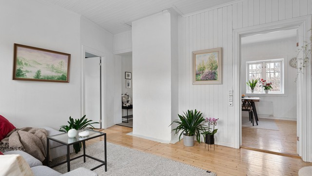 Fra stuen er det delvis åpent mot både entré og kjøkken, noe som gir en gjennomgående planløsning med god romfølelse og fint lysinnslipp.