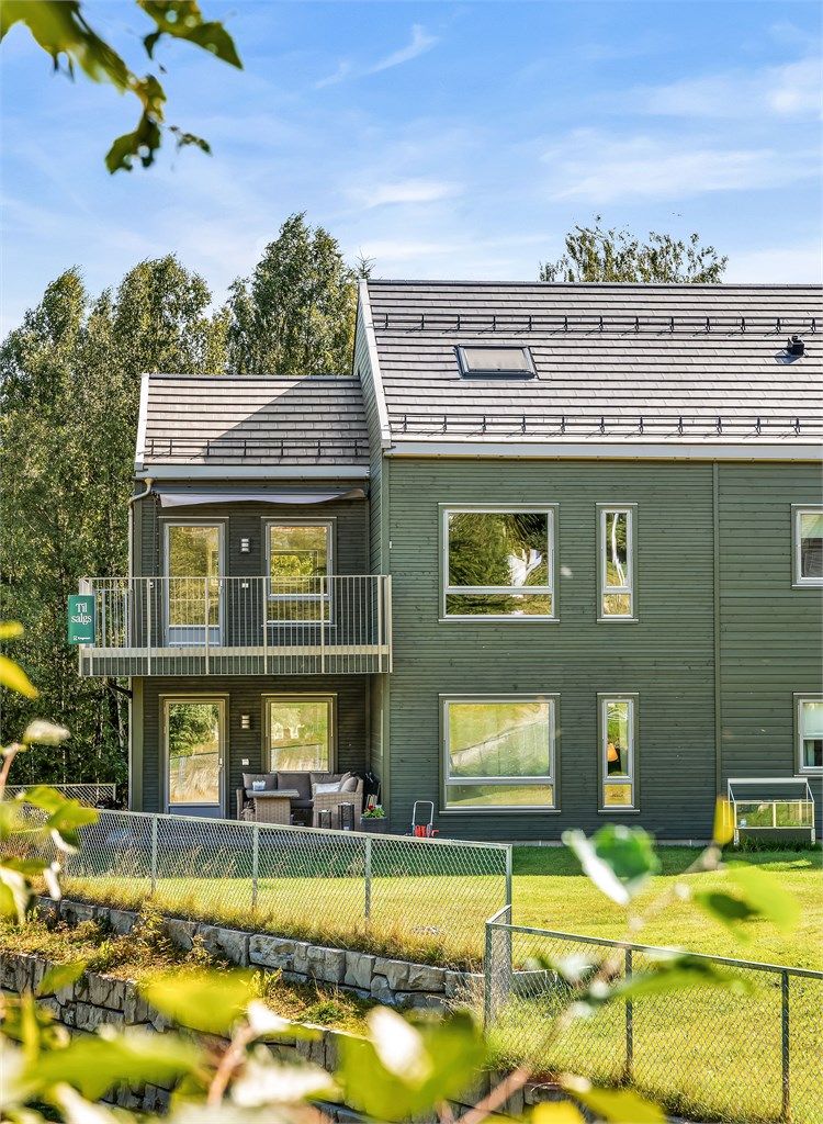 Leiligheten går over 2. og 3. etasje og har en hyggelig terrasse med fin utsikt mot grønne omgivelser.