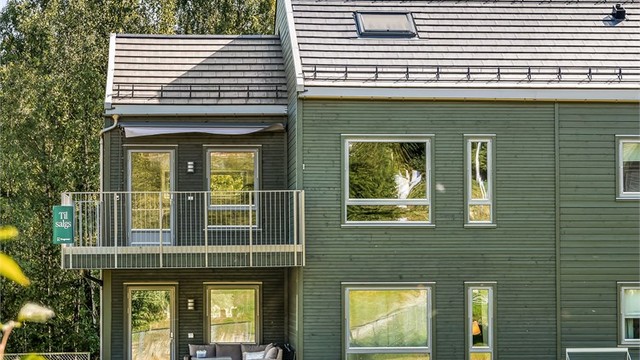 Leiligheten går over 2. og 3. etasje og har en hyggelig terrasse med fin utsikt mot grønne omgivelser.