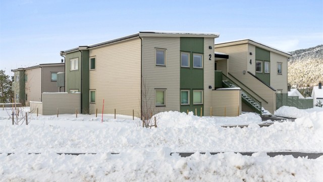 Leiligheten ligger i andre etasje i en horisontaldelt tomannsbolig med pen standard.