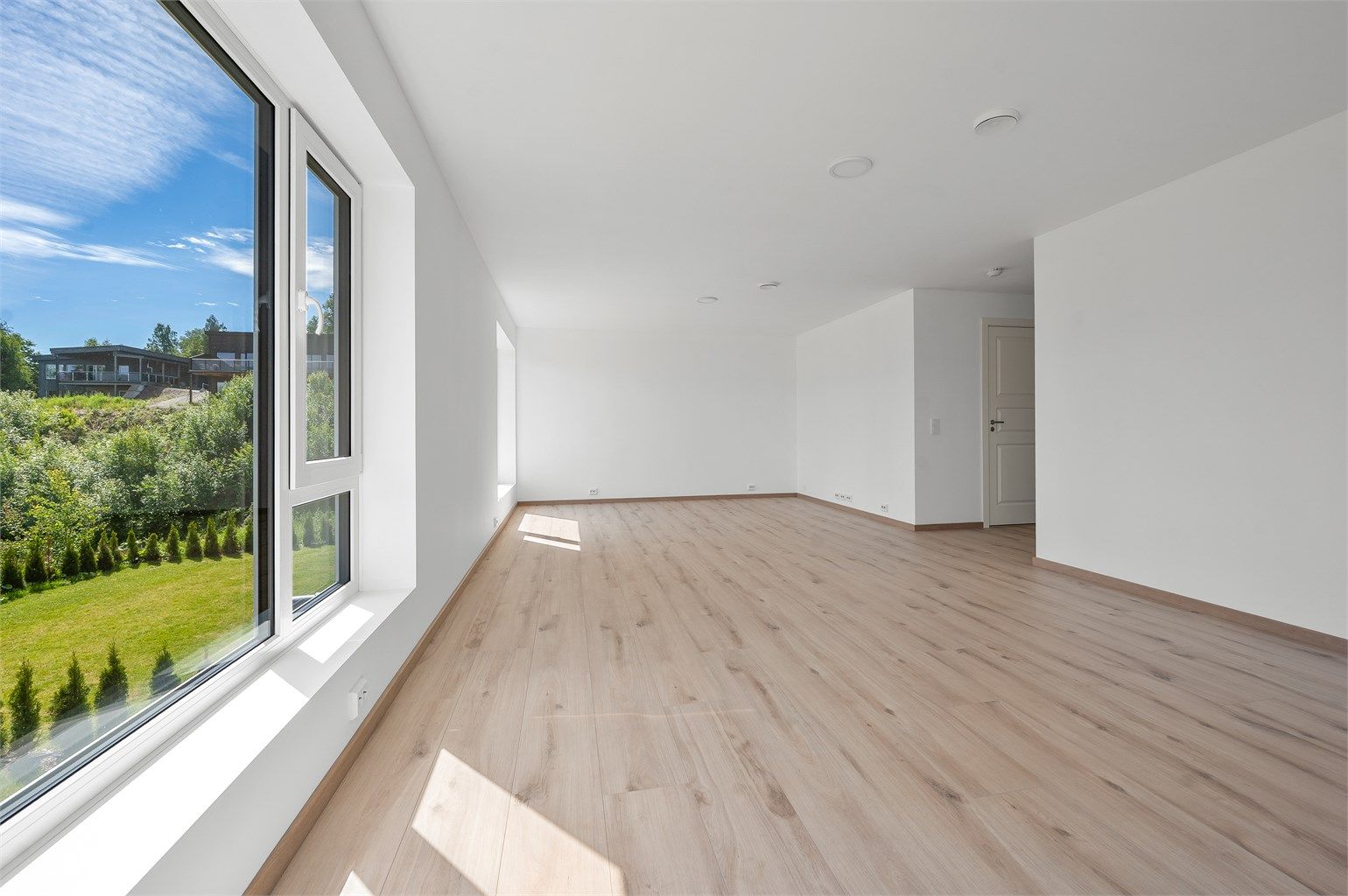 Stuen i 2. etasje. Boligen er svært velholdt og lite brukt. Det er bl.a ingen bruksmerker eller spikerhull på vegger.