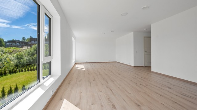 Stuen i 2. etasje. Boligen er svært velholdt og lite brukt. Det er bl.a ingen bruksmerker eller spikerhull på vegger.