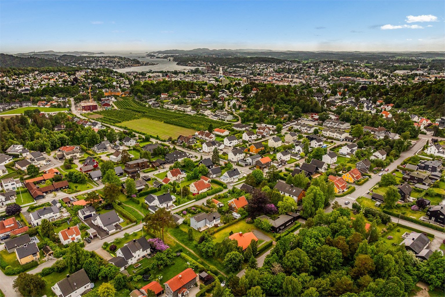 Fra luften ser man den sentrale beliggenheten, med kort avstand til Sandefjord sentrum og fjorden.Foto: [KRON Media / Karl Filip Kronstad]