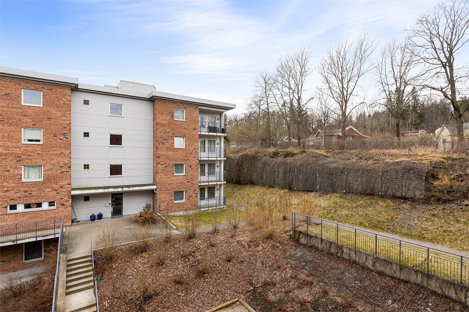 Utsikt fra balkongen. Her har du Solvang kolonihage som nærmeste nabo. 