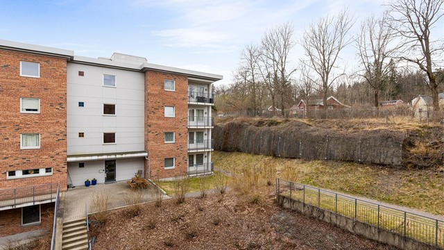 Utsikt fra balkongen. Her har du Solvang kolonihage som nærmeste nabo.