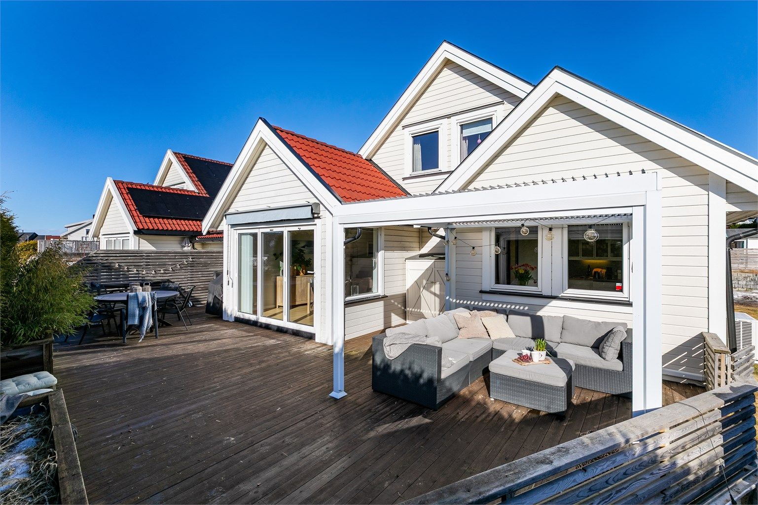 Boligen ble oppført i 2008 og betydelig påkostet i 2015, blant annet med nytt tilbygg til første etasje.