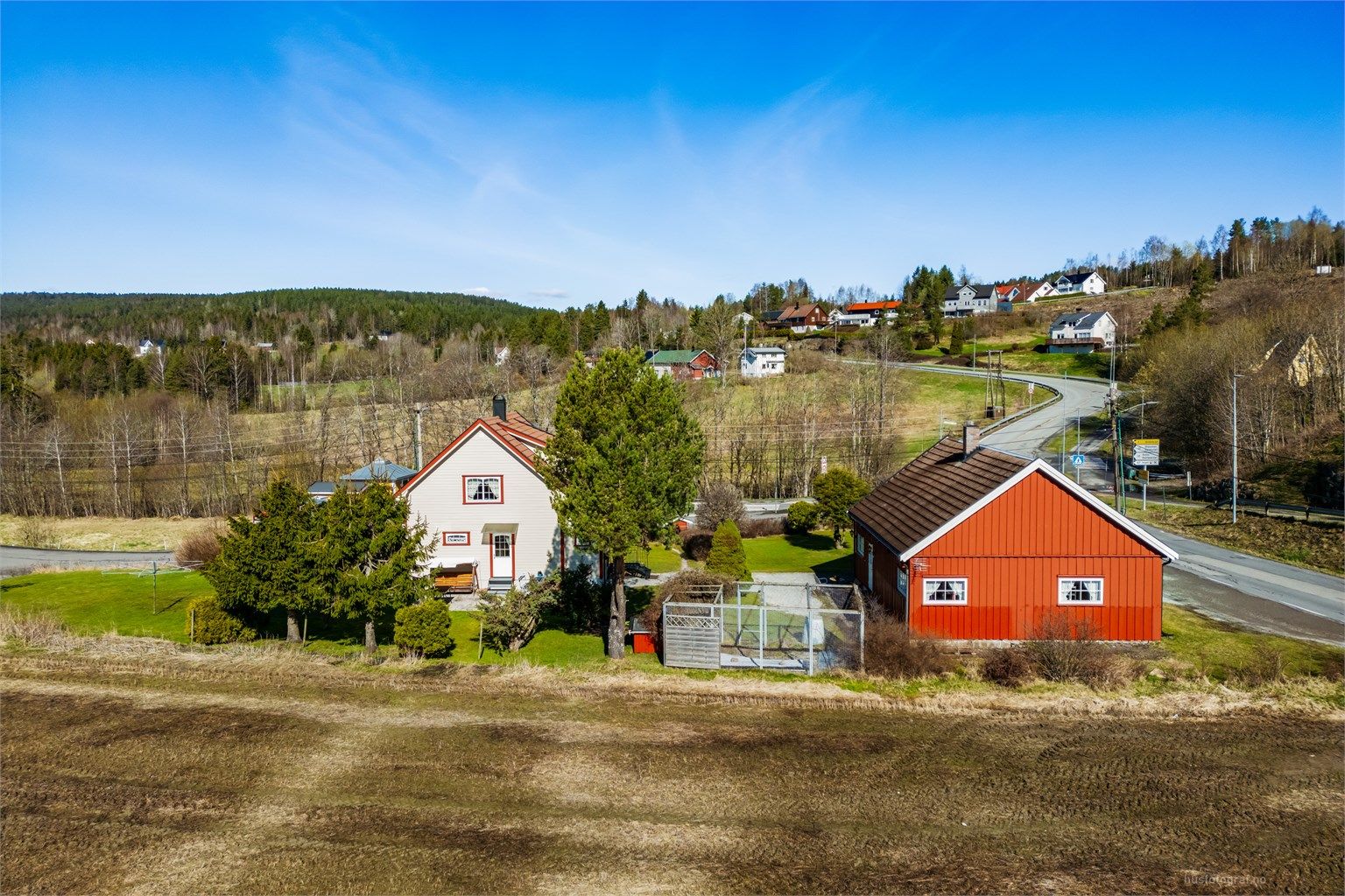 Tomten er på 1,4 mål og har svært god boltreplass.