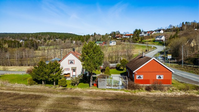 Tomten er på 1,4 mål og har svært god boltreplass.