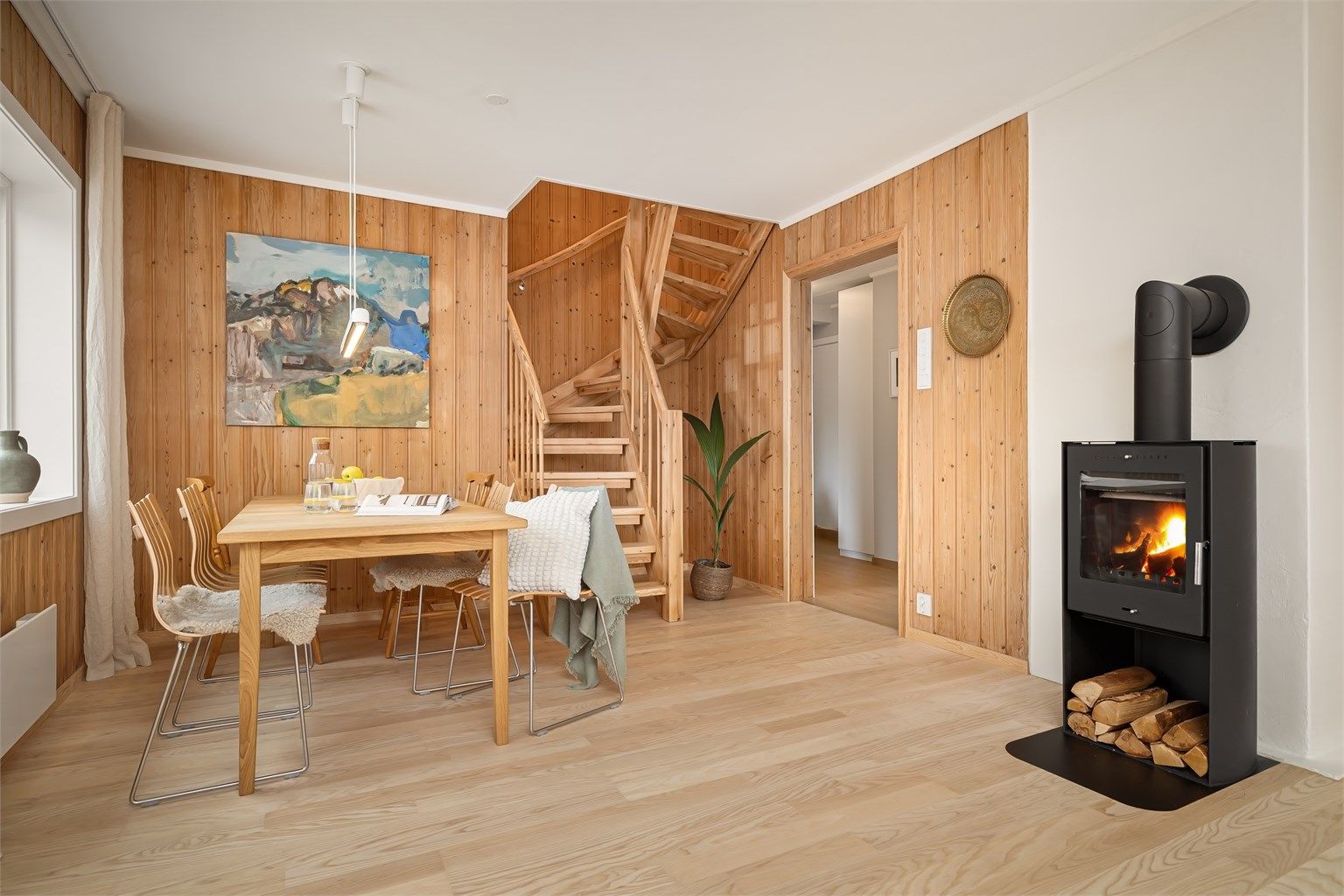 God plass til en spisestue, i god kommunikasjon med kjøkkenet