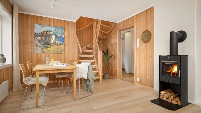 God plass til en spisestue, i god kommunikasjon med kjøkkenet