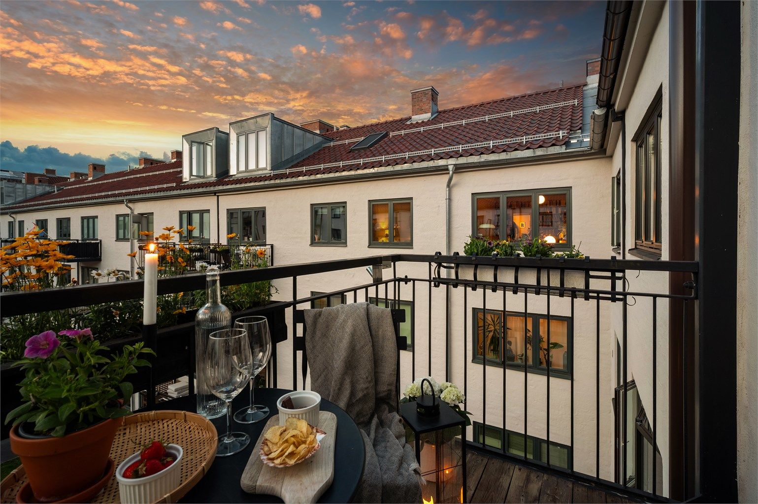 Balkongen vender ut mot den rolige bakgården.