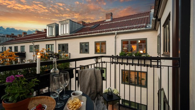 Balkongen vender ut mot den rolige bakgården.