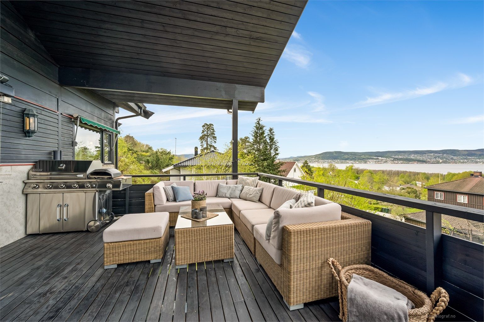 Boligen ligger på Liers solside med tidlig morgen og sen kveldssol i sommerhalvåret samt har nydelig utsikt mot Drammen, Lier samt Drammensfjorden