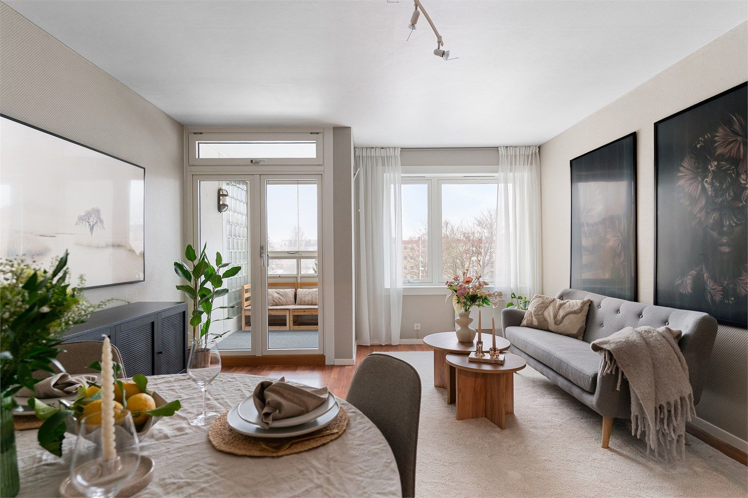 De store vindusflatene gir gode lysforhold og en åpen romfølelse. Foto: Fotostallen v/Fredrik Andersen