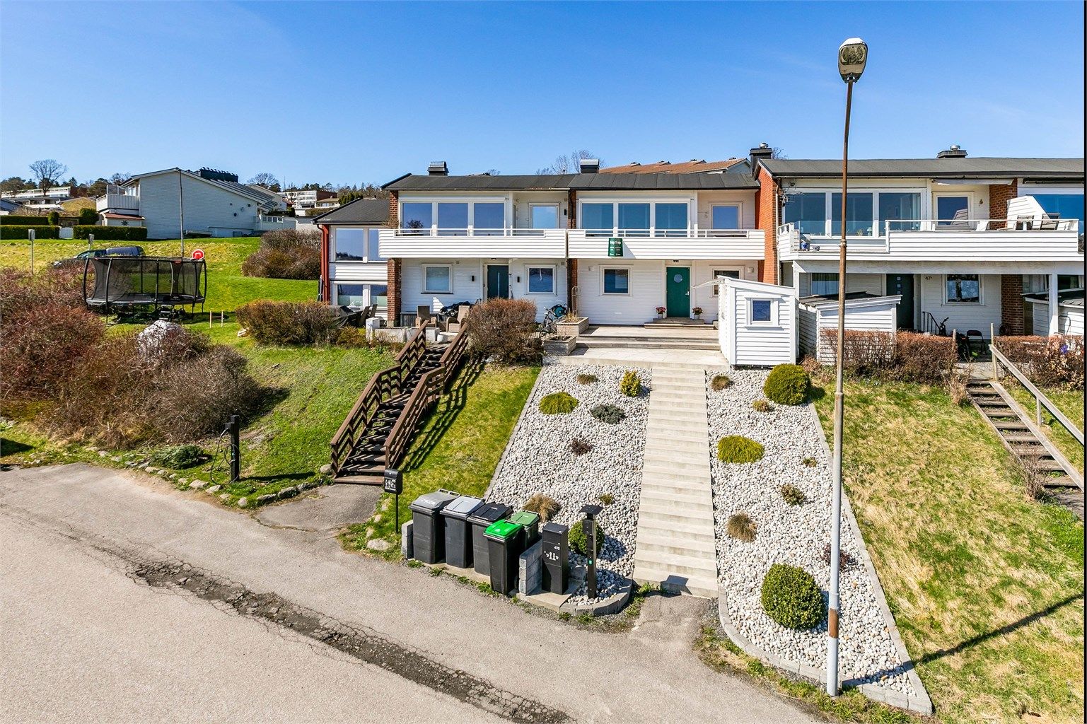 Skrenten ble i 2022/2023 oppgradert med ny trapp støpt i betong, elvestein og prydbusker som gir en flott entré. Varmekabler i trappen er ikke tilkoblet.