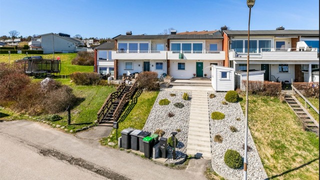 Skrenten ble i 2022/2023 oppgradert med ny trapp støpt i betong, elvestein og prydbusker som gir en flott entré. Varmekabler i trappen er ikke tilkoblet.