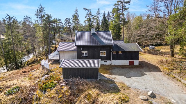 Gruset gårdsplass og carport
