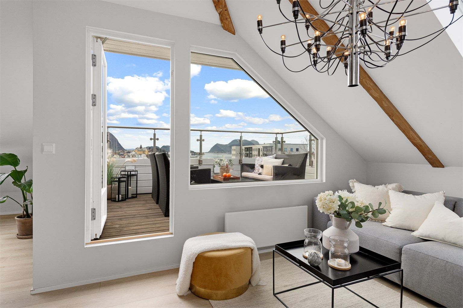 Balkongdøren fra 2011 og de store vindusflatene slipper inn rikelig med dagslys i stuen.