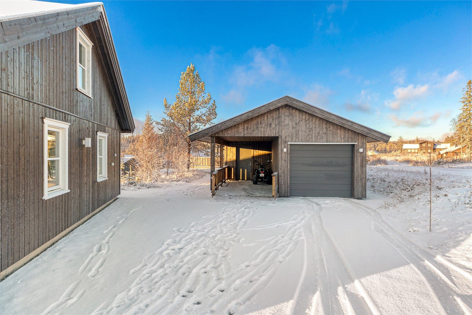 God plass til parkering både på tomt, i carport og i garasje.