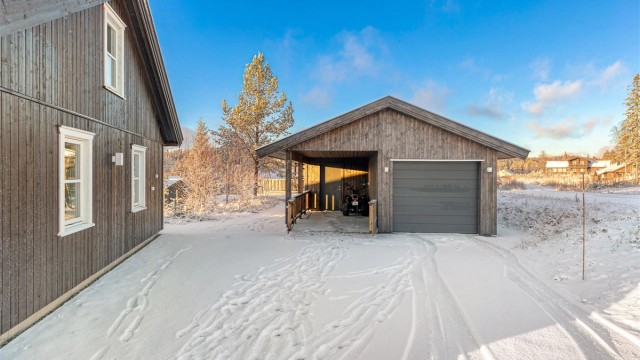 God plass til parkering både på tomt, i carport og i garasje.