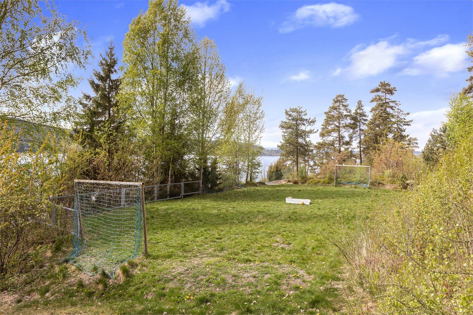 Liten fotballbane inne på hyttefeltet 