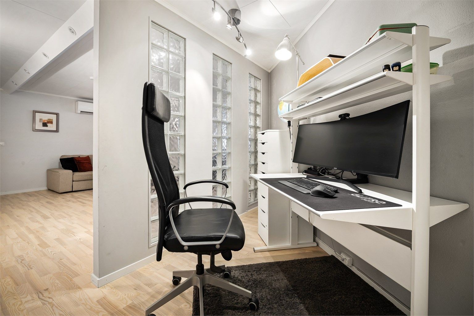 Kjellerstuen har innredet kontorplass i et delvis lukket område