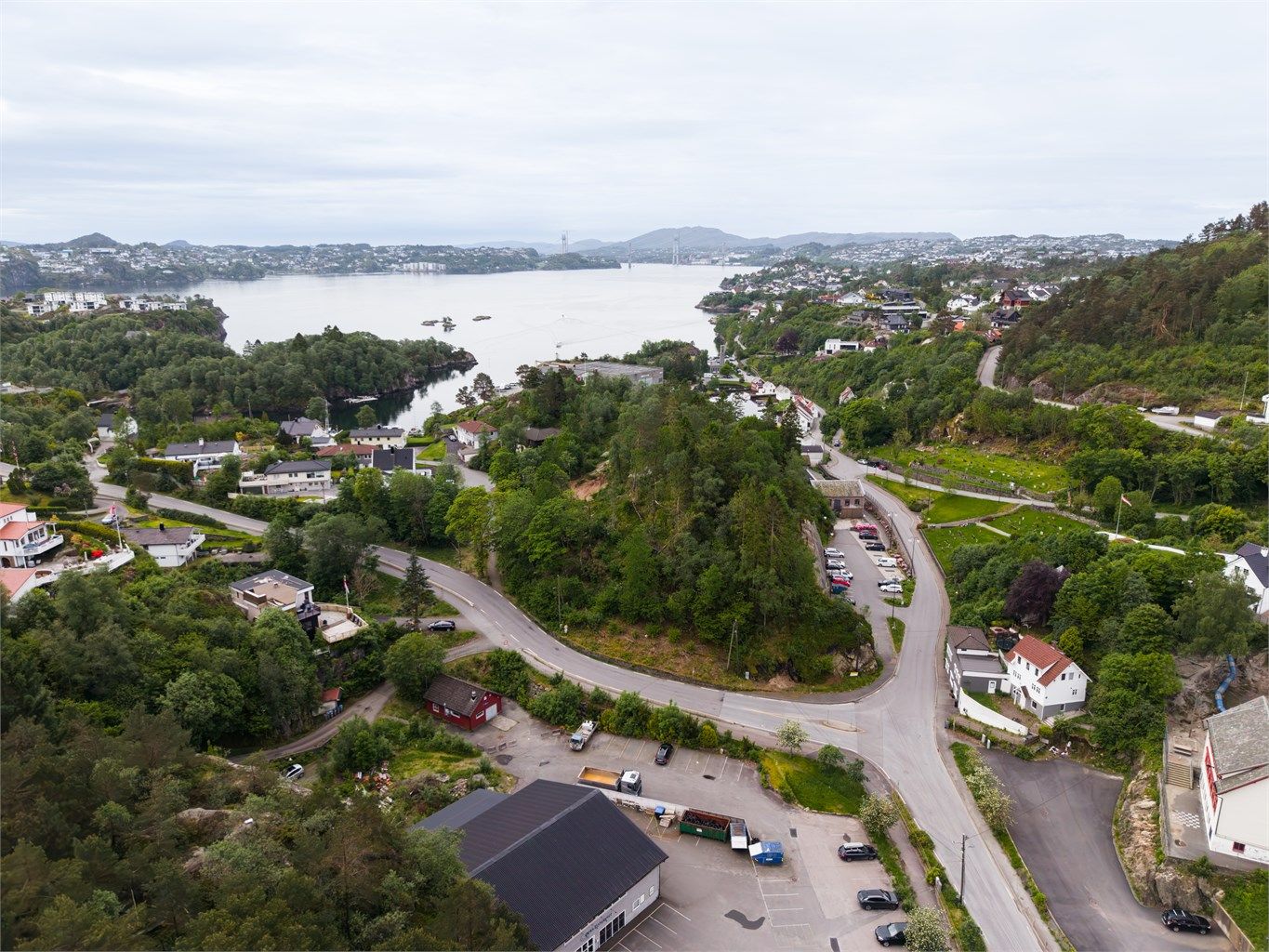 Fra eiendommen er det kort vei til sjøen og maritime omgivelser i Strusshamn.