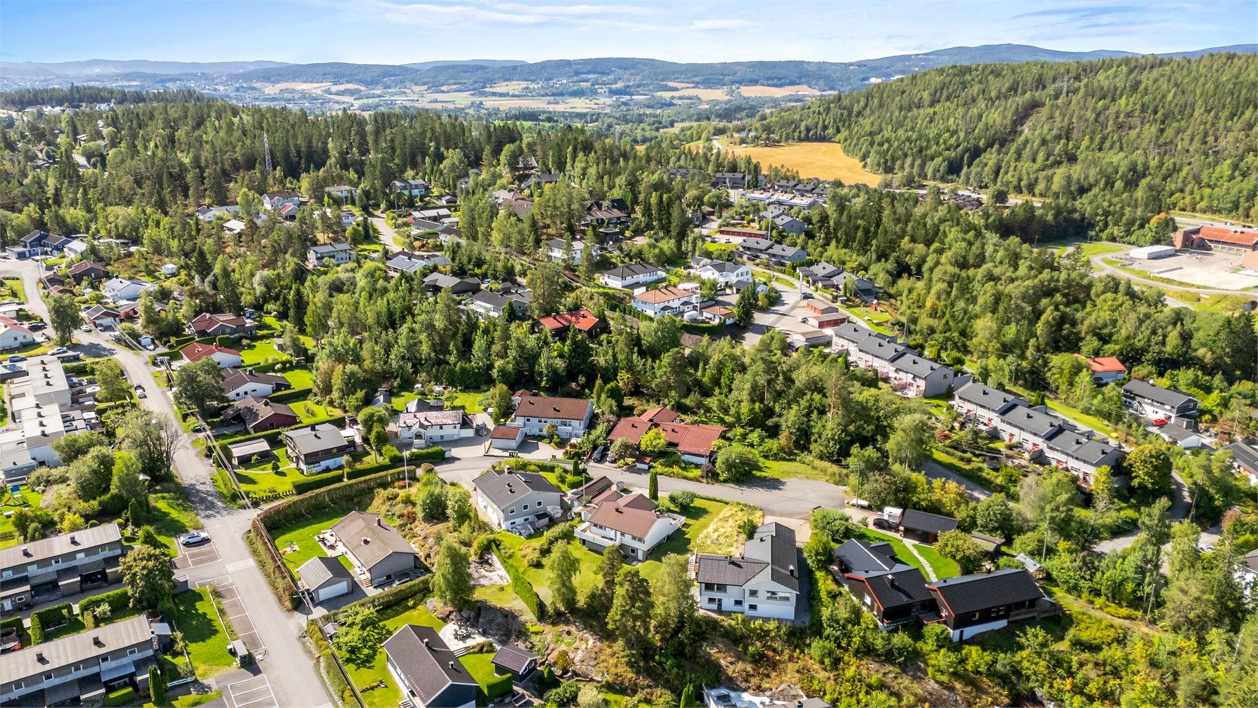 Eiendommen ligger i et rolig nabolag med kort vei til både natur og byliv.