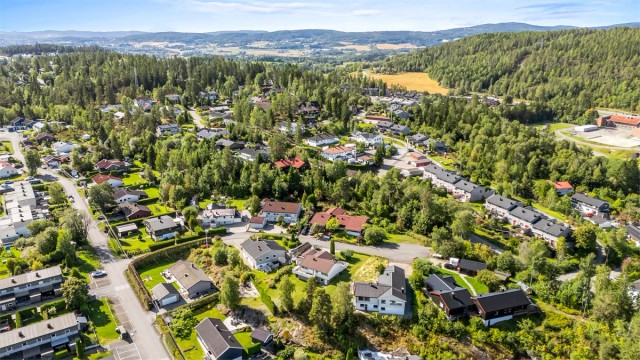 Eiendommen ligger i et rolig nabolag med kort vei til både natur og byliv.