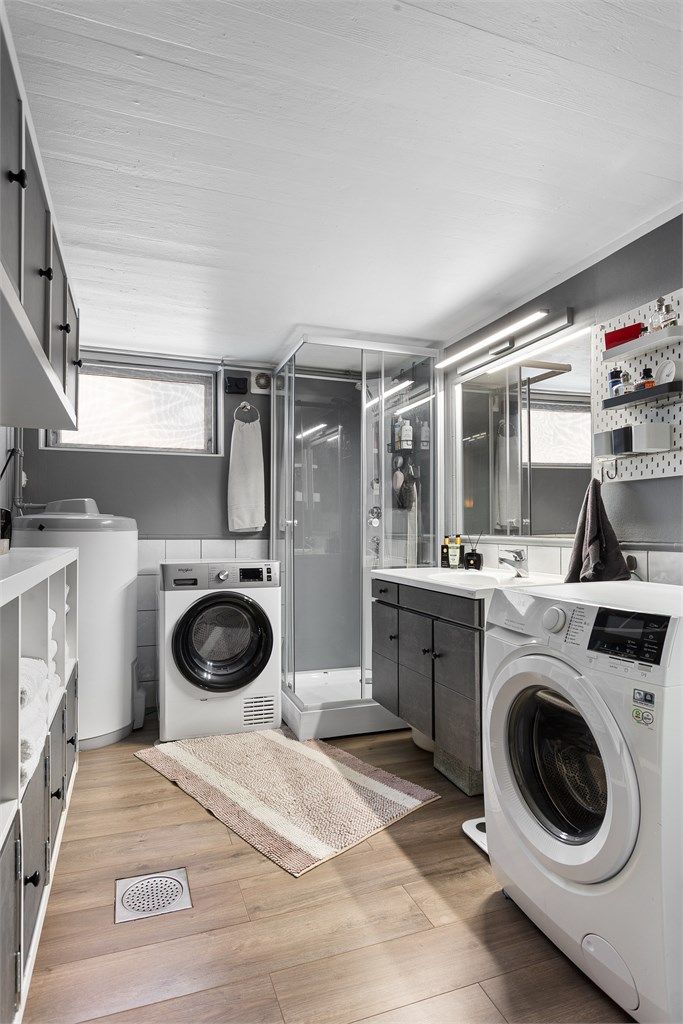 Romslig bad med dusjkabinett og gulvvarme - Hybel