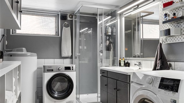 Romslig bad med dusjkabinett og gulvvarme - Hybel