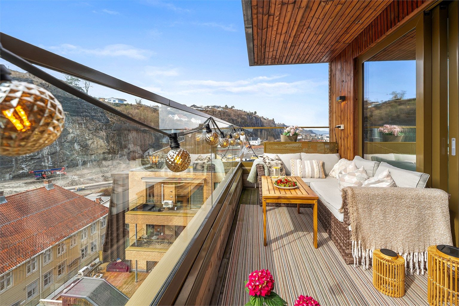 Den overbygde terrassen på hele 18 m² utvider stuen og gir rikelig med plass for både sittegruppe og sosiale soner.