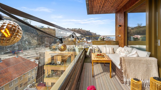 Den overbygde terrassen på hele 18 m² utvider stuen og gir rikelig med plass for både sittegruppe og sosiale soner.