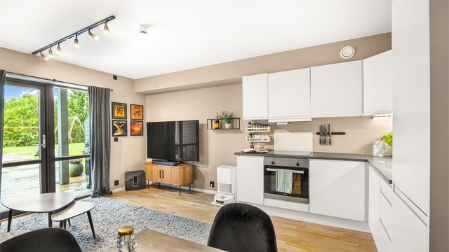Rommet har ode innredningsmuligheter med plass til både spisebord og tv-benken med sofakroken.