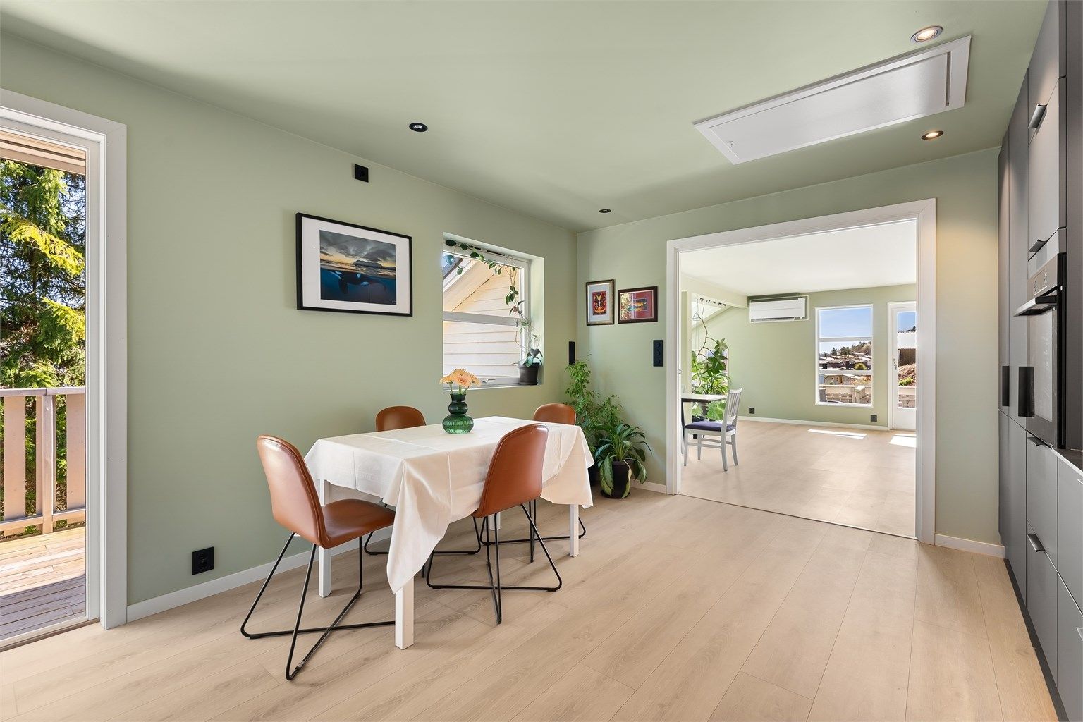 Kjøkkenet har en åpen og sosial forbindelse til stuen, og direkte utgang til en veranda på 11 m².