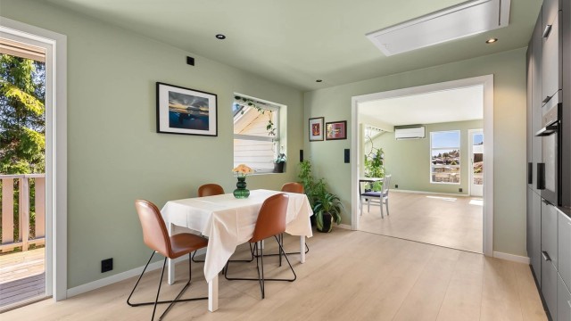 Kjøkkenet har en åpen og sosial forbindelse til stuen, og direkte utgang til en veranda på 11 m².